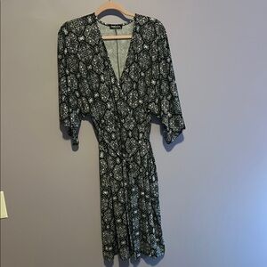 NWOT- Women’s Faux Wrap Dress Elastic Waist w/Bishop Sleeves Black & White Sz 1X